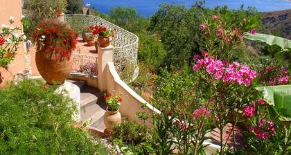 Residence Schuler Apartment "The Penthouse" with sea and Mount Etna view