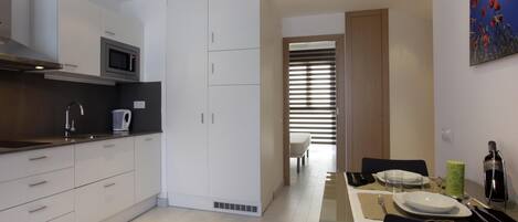 Fridge, microwave, dishwasher, coffee/tea maker