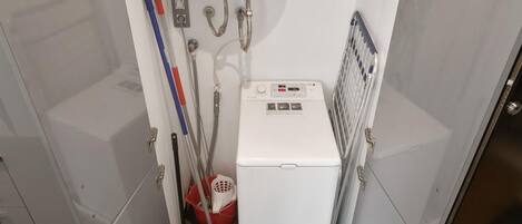 Badewanne, Haartrockner, Handtücher