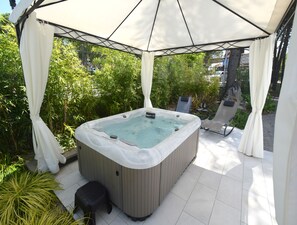 Bathtub spa outdoor