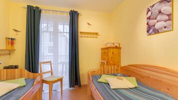 2 bedrooms, iron/ironing board, travel cot, WiFi