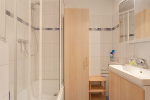 Shower, hair dryer, soap, toilet paper - Sunny, central, 3 room apartment, walking distance to the beach, 2 balconies, WLAN, garden (Rerik)