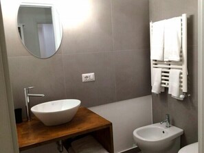 Deluxe Double or Twin Room | Bathroom