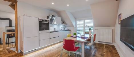 Fridge, oven, stovetop, dishwasher