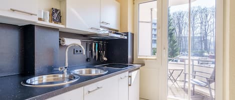 Frigorífico, microondas, horno y placa de cocina