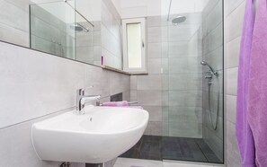 Combined shower/tub, towels, soap, toilet paper
