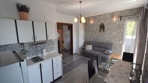 Apartment, 2 Bedrooms (668 - 1.kat) | Private kitchen - Apartments Kolic (Dobrinj)