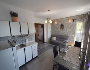 Departamento, 2 habitaciones (668 - 1.kat) | Cocina privada | Refrigerador con congelador, parrilla de estufa y tetera eléctrica 