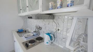 Apartment, 2 Bedrooms (669 - 2.kat) | Private kitchen | Full-size fridge, stovetop, electric kettle, cookware/dishes/utensils