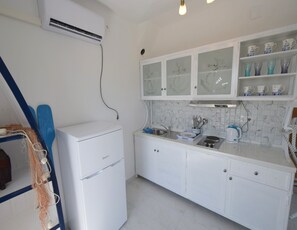 Apartment, 2 Bedrooms (669 - 2.kat) | Private kitchen | Full-size fridge, stovetop, electric kettle, cookware/dishes/utensils - Apartments Kolic (Dobrinj)