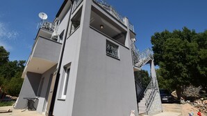 Front of property - Apartments Kolic (Dobrinj)