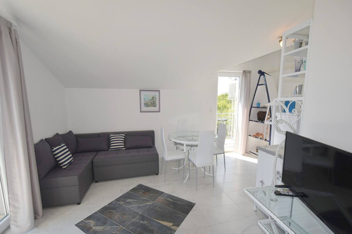 Apartment, 2 Bedrooms (669 - 2.kat) | Living room | Flat-screen TV