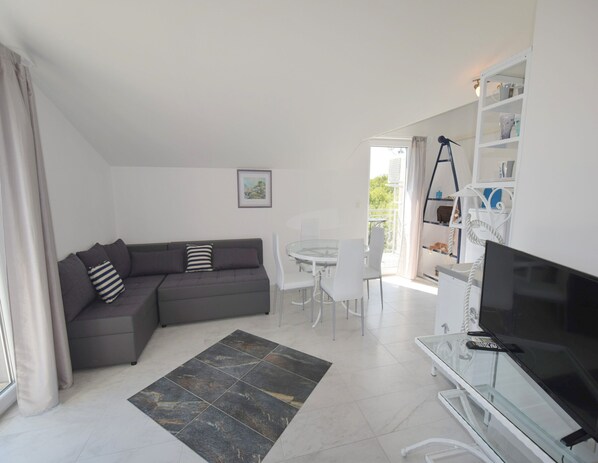 Apartment, 2 Bedrooms (669 - 2.kat) | Living room | Flat-screen TV - Apartments Kolic (Dobrinj)