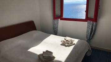 4 bedrooms, iron/ironing board, travel cot, free WiFi