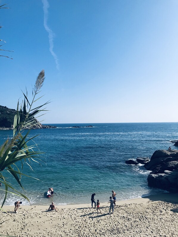 Ubicación cercana a la playa y tumbonas