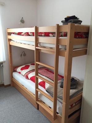 2 habitaciones, tabla de planchar con plancha y cuna de viaje 
