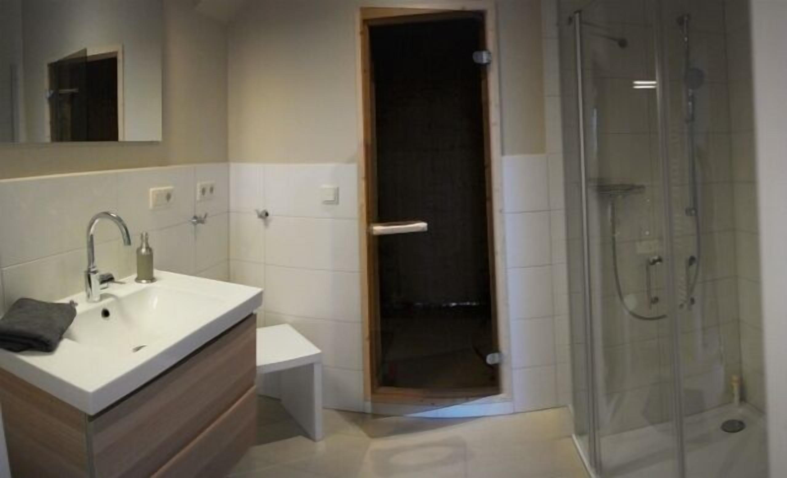 Een douche, een haardroger, handdoeken, zeep