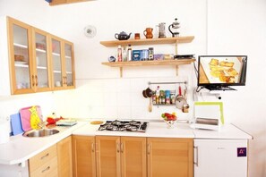 Fridge, stovetop, coffee/tea maker, toaster