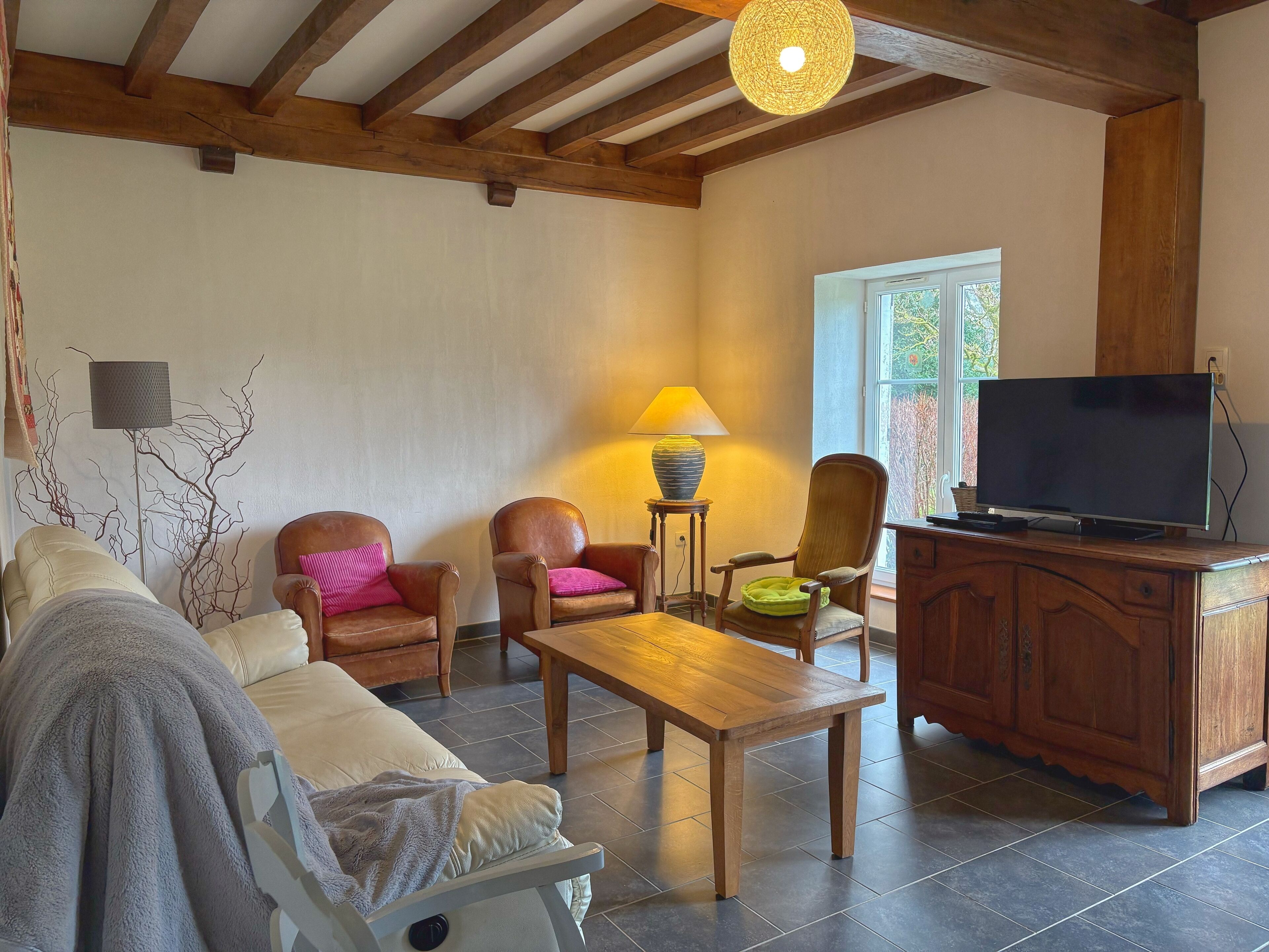 Televisie, een dvd-speler en boeken