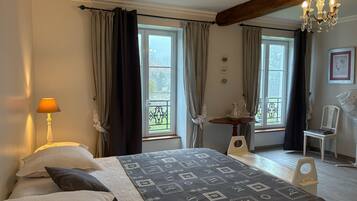 3 slaapkamers, een strijkplank/strijkijzer, reisbedje, gratis wifi