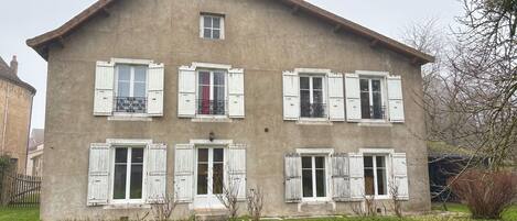 المنشأة من الخارج