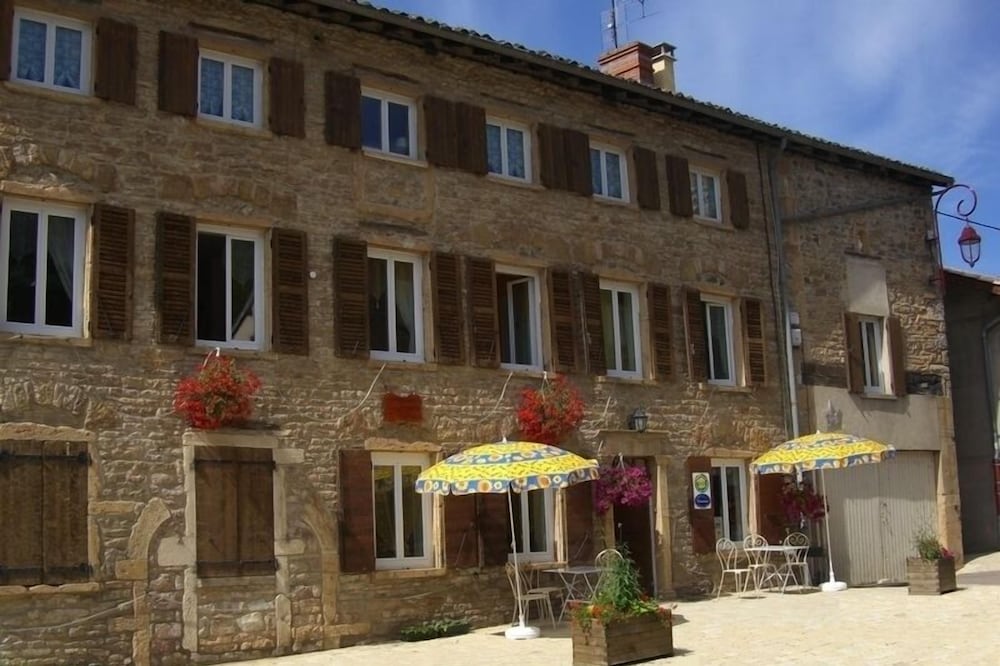 VERY LARGE GITE ** WEEKEND & HOLIDAYS BEAUJOLAIS LYON RHONE