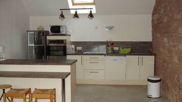 Een koelkast, een microgolfoven, een oven, een kookplaat