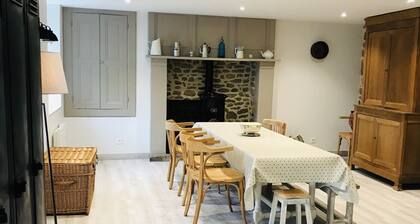 Encantadora casa de granito cerca del mar