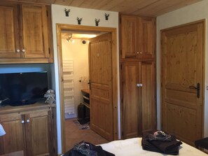 1 slaapkamer, een strijkplank/strijkijzer, wifi, beddengoed