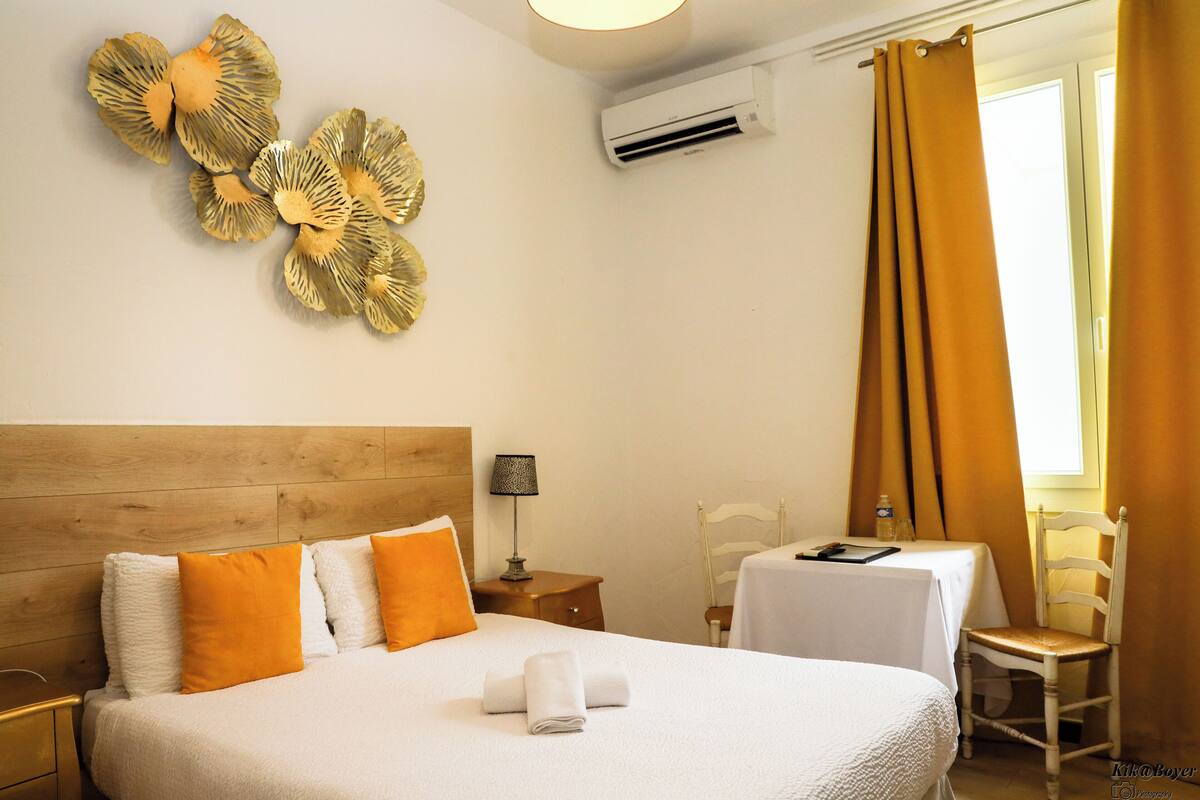 Club Room, 1 Double Bed, Non Smoking | Desk, soundproofing, iron/ironing board, free WiFi