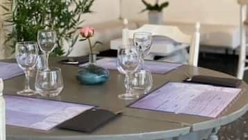 Se sirven comidas, cenas y cocina francesa