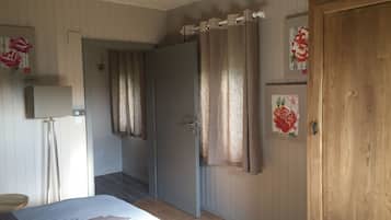 Meja, Wi-fi percuma, cadar katil