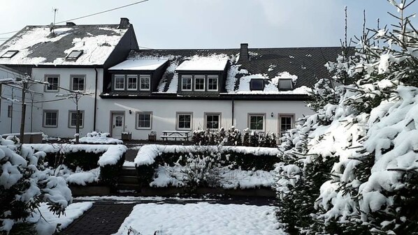 A two-story building with multiple windows and a snow-covered roof. - Haus BuylBergh (Lichtenborn)