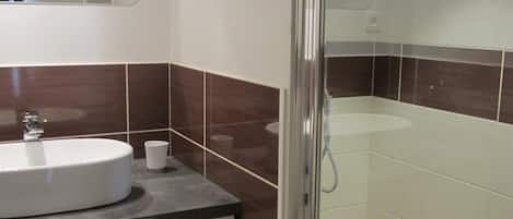 Douche, séchoir à cheveux, serviettes fournies