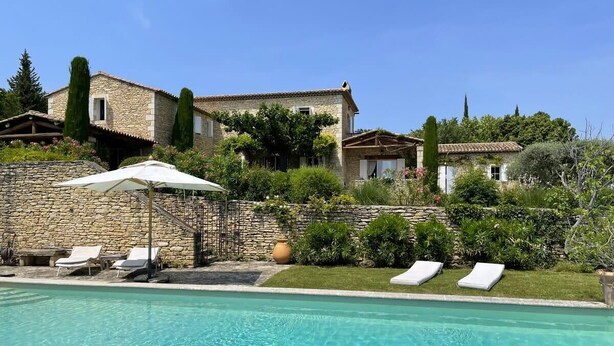 A pool with lounge chairs, a stone building, and a garden. - Mas des Papillons, Gordes (Gordes)
