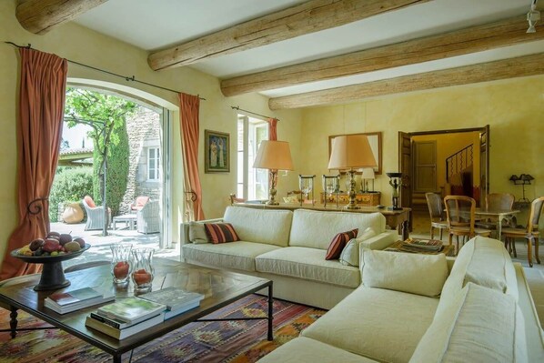 Télévision, cheminée