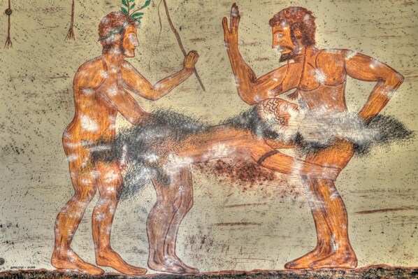 A fresco with two figures, one holding a branch and the other with a shield. - B&B Qui Dormì L'Etrusco (Canino)