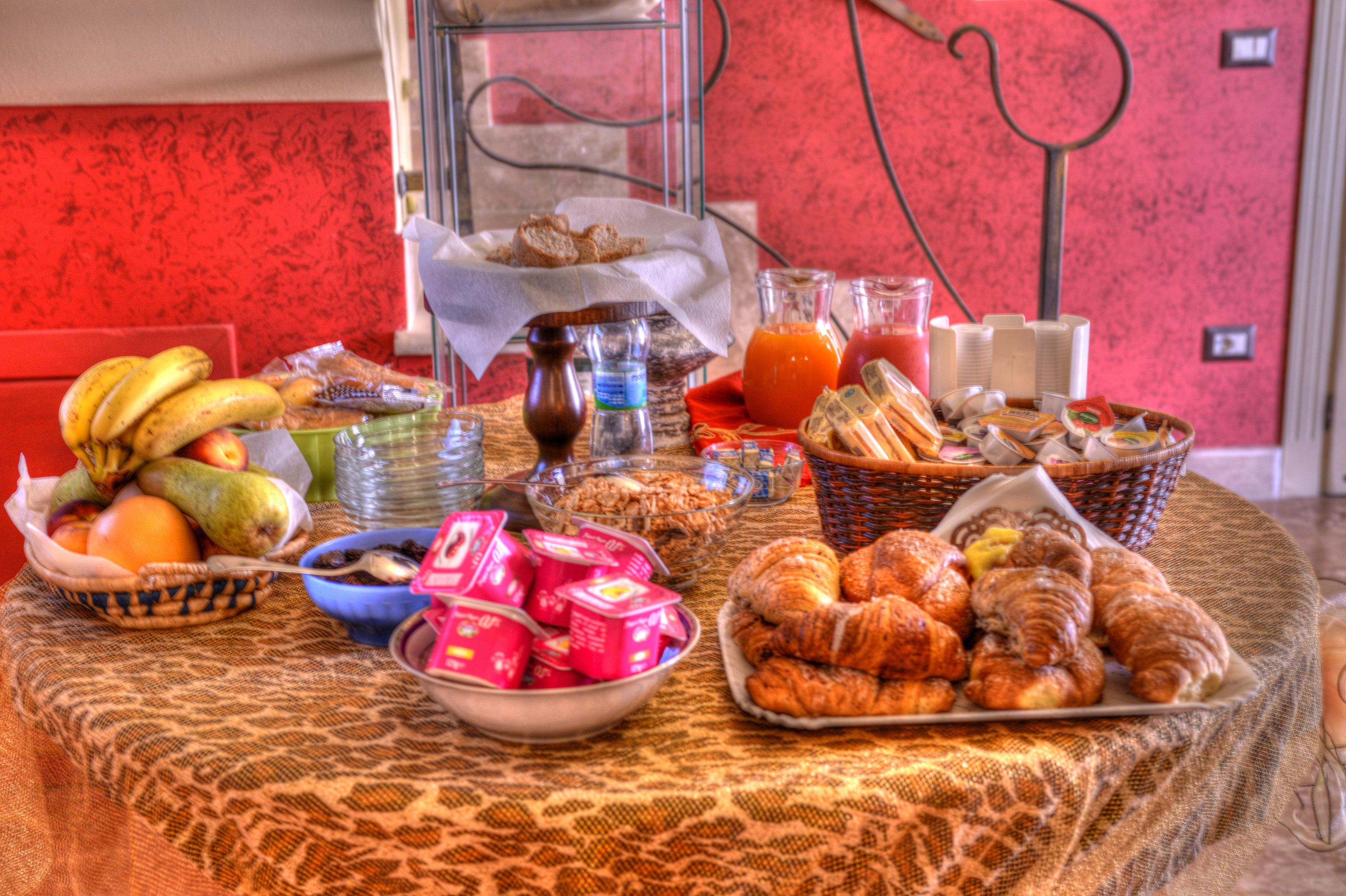 Desayuno buffet (EUR 3.5 por persona) 