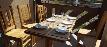 3-room apartment, ski-in/ski-out, next to slopes and lifts, sleeps 4/6