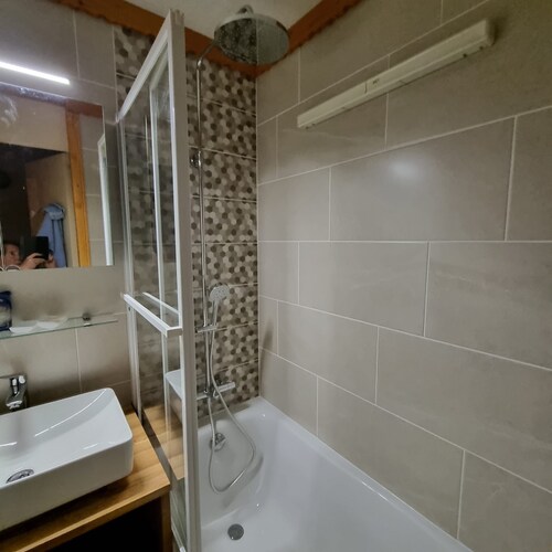 3-room apartment, ski-in/ski-out, adjacent to ski slopes and lifts, sleeps 4/6