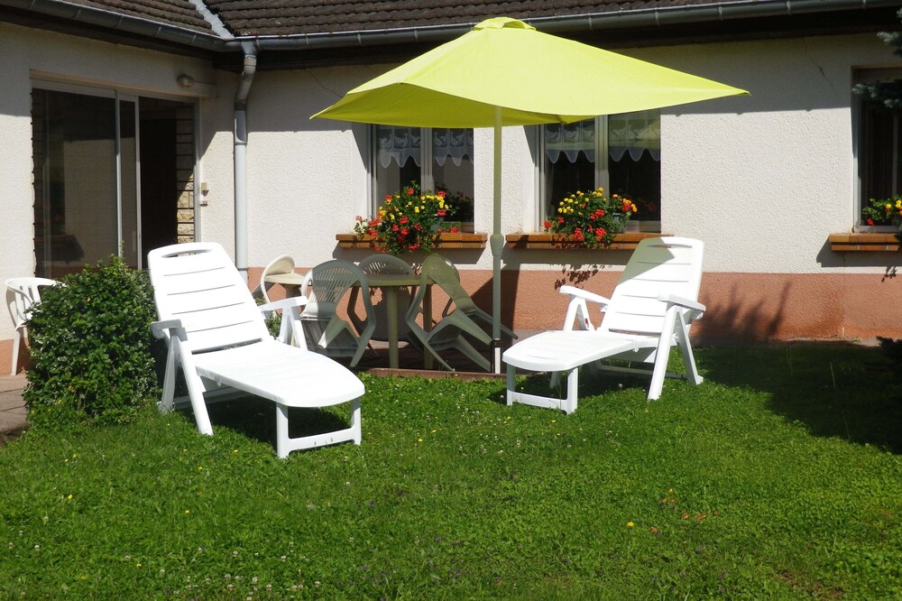 GITE DE FRANCE 2 mins walk to the lake