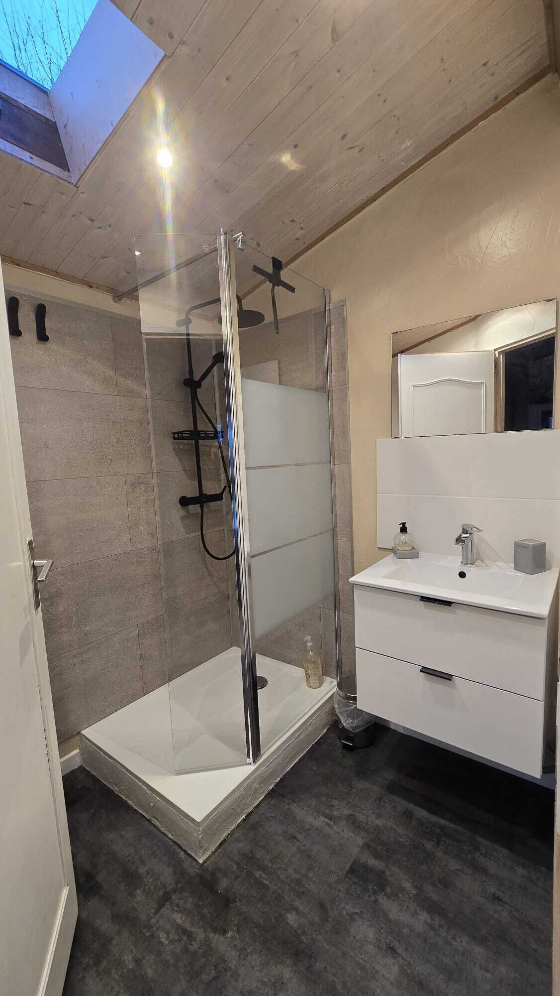 Douche, sèche-cheveux, serviettes fournies, savon