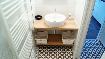 Apartemen (2) | Kamar mandi | Shower dan handuk