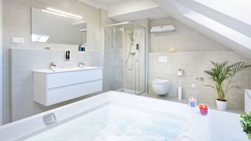 Deluxe Apartment, 1 Bedroom, Bathtub | Bathroom