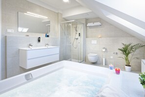 Deluxe-lejlighed - 1 soveværelse - badekar | Badeværelse | Miljøvenlige toiletartikler, hårtørrer, håndklæder, Toiletpapir
