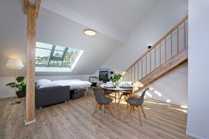 Familiepenthouselejlighed - 1 soveværelse - terrasse - byudsigt | Opholdsområde | Fladskærms-tv