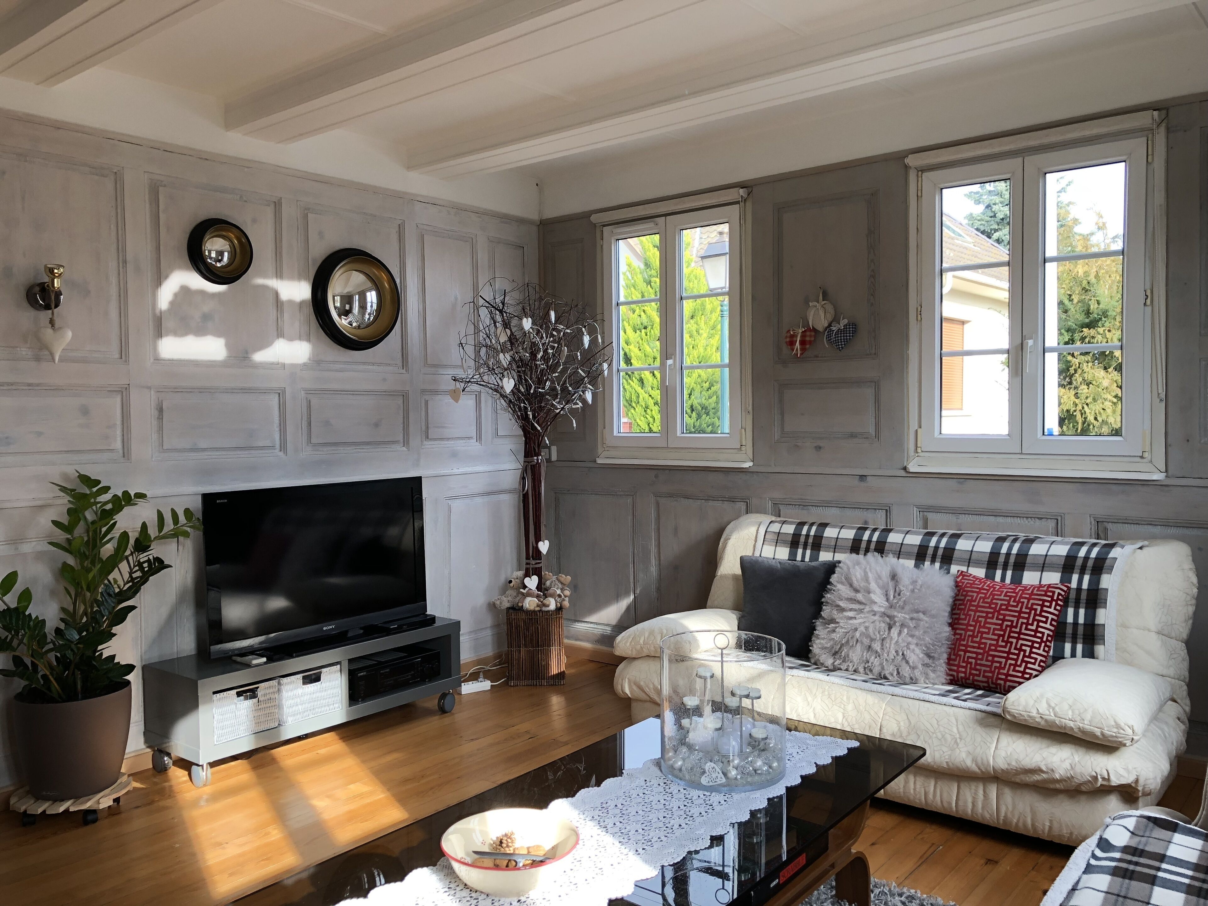 Smart-tv, een open haard, een dvd-speler en een tafeltennistafel