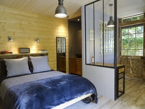 1 bedroom, in-room safe, iron/ironing board, free WiFi