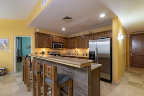 ثلاجة، ميكروويف، فرن، موقد طهي مسطح