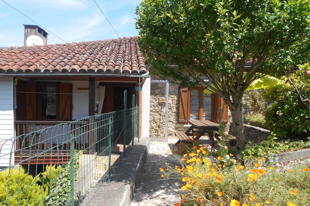 Cottage with large fireplace, in Thebe 65370, ideal for family or group, WIFI